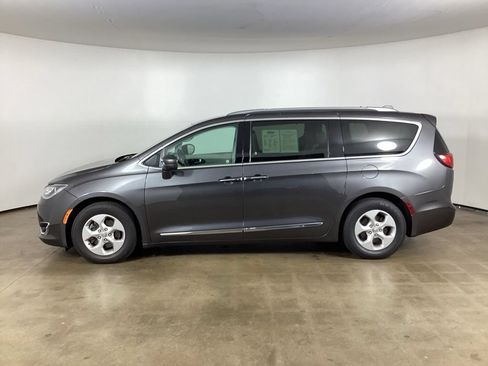 Used 2017 Chrysler Pacifica Touring-L Plus FWD image 16