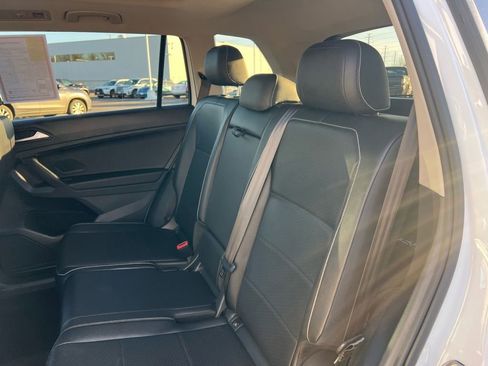 Used 2021 Volkswagen Tiguan SE w/ Panoramic Sunroof Package image 32