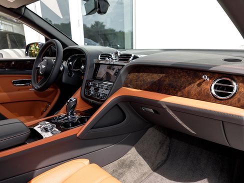 Certified 2023 Bentley Bentayga Extended Wheelbase AWD/4WD image 57