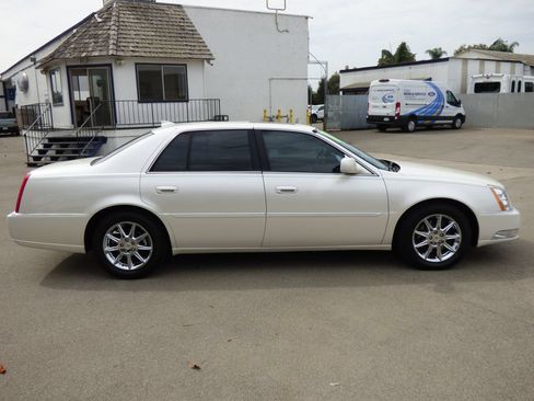 Used 2011 Cadillac DTS Luxury FWD image 2