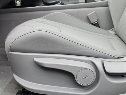 New 2025 Hyundai Elantra SE image 22