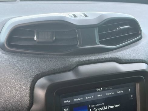 Used 2019 Jeep Renegade Latitude w/ Popular Equipment Group image 23