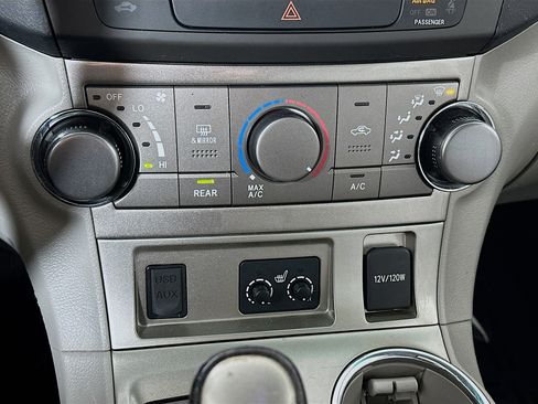 Used 2012 Toyota Highlander SE w/ Tow Pkg image 16