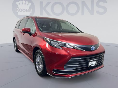 Used 2025 Toyota Sienna LE w/ LE Plus Package AWD/4WD image 10
