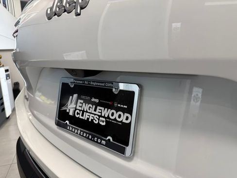 New 2025 Jeep Grand Cherokee L Laredo image 8