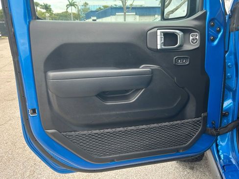 Used 2025 Jeep Wrangler Unlimited Rubicon AWD/4WD image 33