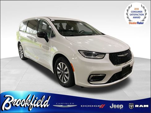 Used 2024 Chrysler Pacifica Limited FWD image 1