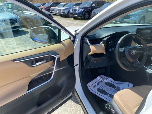 Used 2021 Toyota RAV4 XLE image 10
