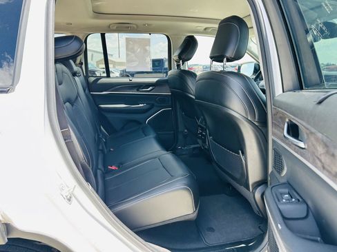 Used 2023 Jeep Grand Cherokee Limited w/ Luxury Tech Group II AWD/4WD image 38