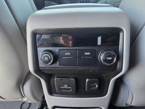 Used 2018 GMC Acadia SLT image 30