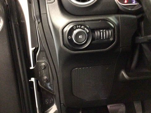 Used 2018 Jeep Wrangler Unlimited Sahara AWD/4WD image 13