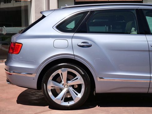 Used 2019 Bentley Bentayga AWD/4WD image 9