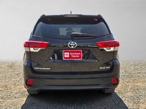 Used 2018 Toyota Highlander XLE AWD/4WD image 4