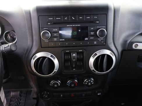 Used 2013 Jeep Wrangler Unlimited Sahara w/ Connectivity Group image 28