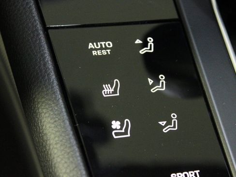 Certified 2026 Porsche Macan image 30