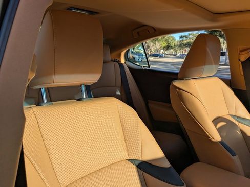 Used 2025 Lexus ES 300h w/ Premium Package image 18