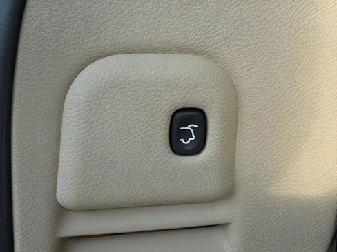 Used 2017 Jeep Grand Cherokee Overland w/ Jeep Active Safety Group image 9