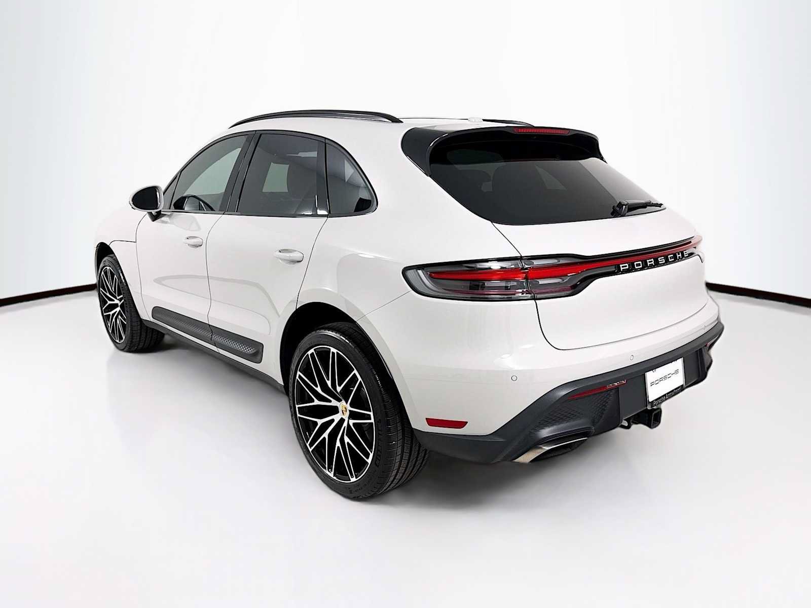 Certified 2026 Porsche Macan AWD/4WD image 3