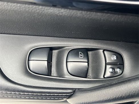 Used 2020 Nissan Rogue Sport SV image 17