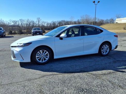 Used 2025 Toyota Camry LE image 34