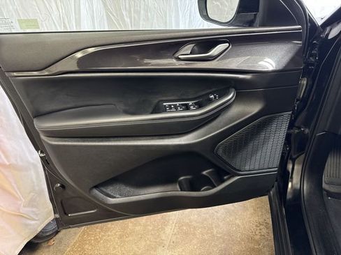 Used 2023 Jeep Grand Cherokee Altitude image 22