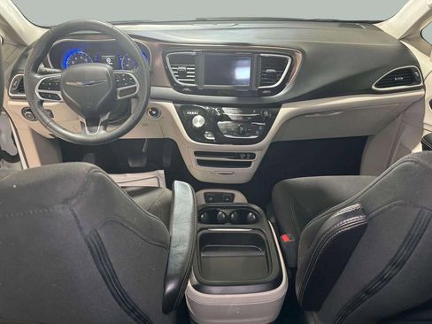 Used 2018 Chrysler Pacifica Touring Plus w/ Tire & Wheel Group FWD image 20