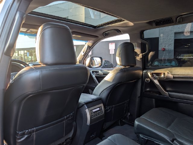 Used 2021 Lexus GX 460 Luxury w/ Sport Design Package AWD/4WD image 15