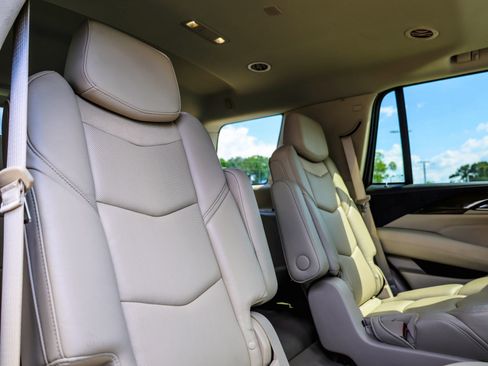 Used 2020 Cadillac Escalade Luxury RWD image 10