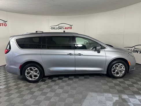 Used 2021 Chrysler Pacifica Limited AWD/4WD image 10