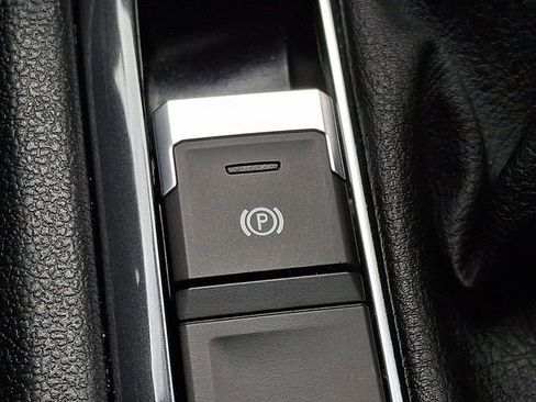 Used 2022 Volkswagen Tiguan SE image 24