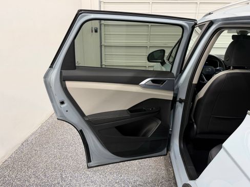 Used 2026 Volkswagen Taos SE w/ Panoramic Sunroof Package FWD image 21