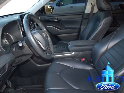 Used 2022 Toyota Highlander XLE FWD image 10