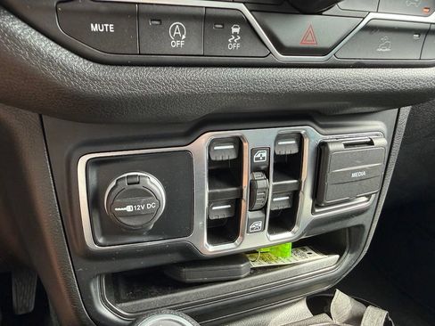 Used 2025 Jeep Wrangler Unlimited Sahara AWD/4WD image 19