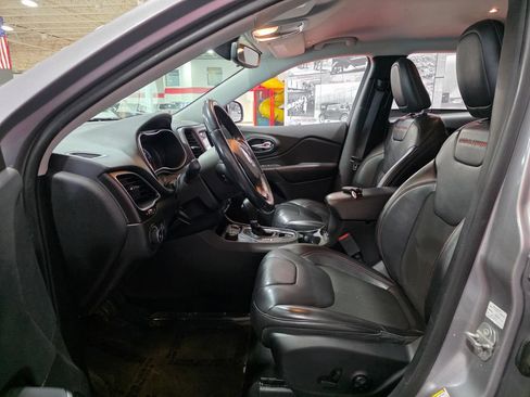 Used 2019 Jeep Cherokee Trailhawk AWD/4WD image 9