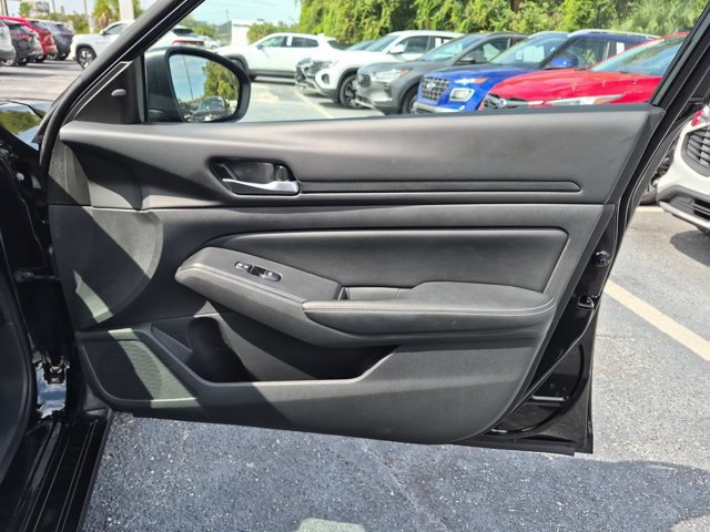Used 2025 Nissan Altima 2.5 SV FWD image 32