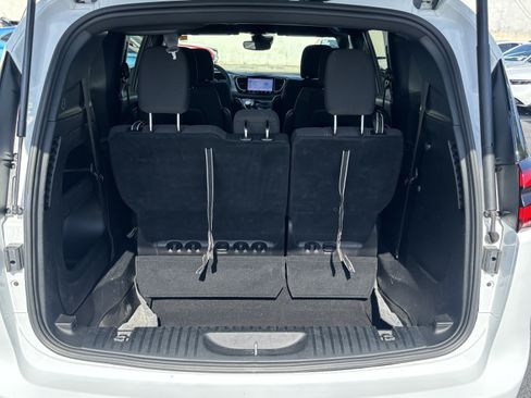 Used 2024 Chrysler Pacifica Touring FWD image 13