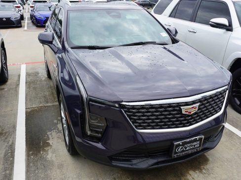 Used 2024 Cadillac XT4 Luxury w/ Cold Weather Package FWD image 2