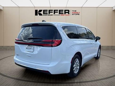 New 2026 Chrysler Pacifica Select FWD image 5