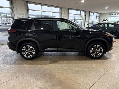 Used 2023 Nissan Rogue SV image 3