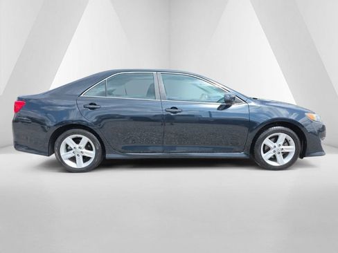 Used 2014 Toyota Camry SE w/ Moonroof Package image 4