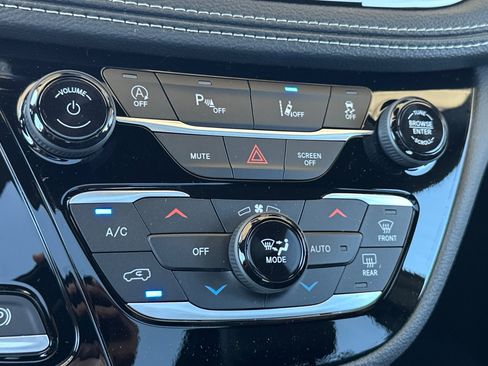 New 2027 Chrysler Pacifica Limited w/ Family Tech Group AWD/4WD image 22