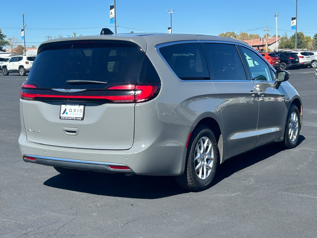 Used 2023 Chrysler Pacifica Touring-L FWD image 3