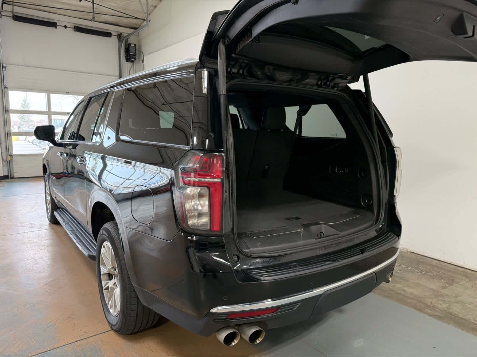 Used 2024 Chevrolet Suburban Premier AWD/4WD image 4
