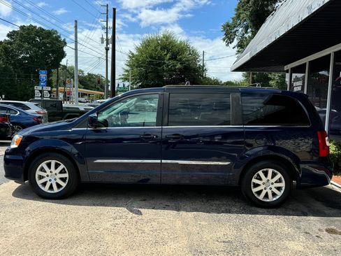Used 2016 Chrysler Town & Country Touring FWD image 4