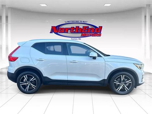 Used 2023 Volvo XC40 B5 Plus image 2