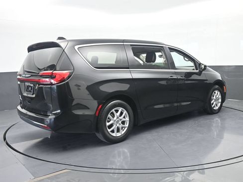 Used 2023 Chrysler Pacifica Touring-L FWD image 6