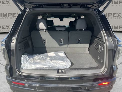 Used 2025 Chevrolet Traverse High Country image 36