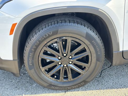 Used 2023 Chevrolet Traverse LT image 15