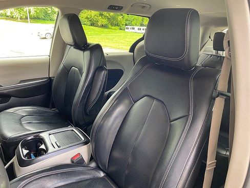 Used 2022 Chrysler Pacifica Touring-L FWD image 23