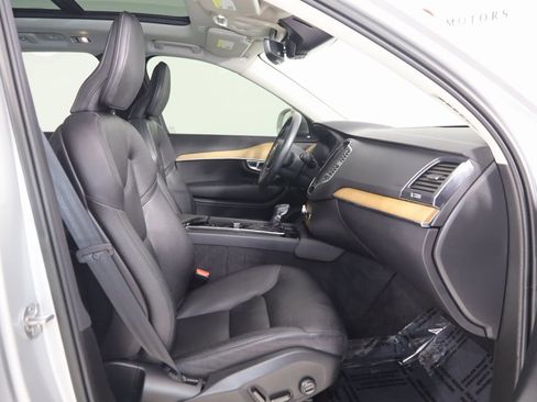Used 2022 Volvo XC90 T6 Momentum w/ Climate Package image 13
